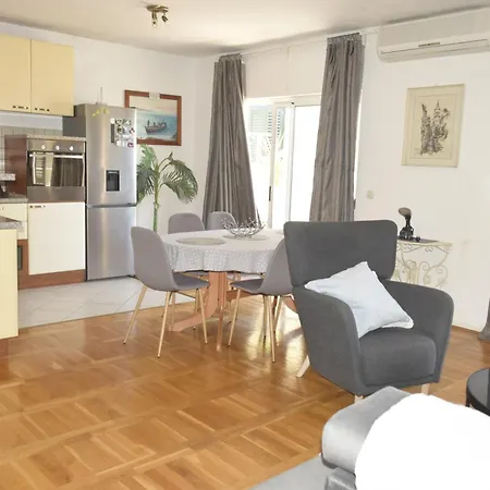 And Hoselito U Centru Makarske Pensionat Makarska