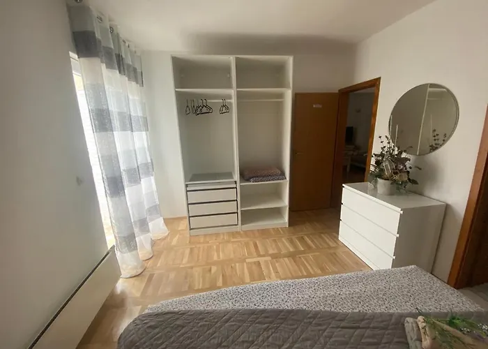 And Hoselito U Centru Makarske Гостьовий будинок