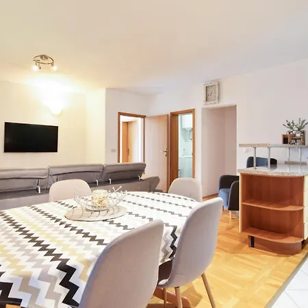 Hoselito U Centru Makarske Pensjonat 3*