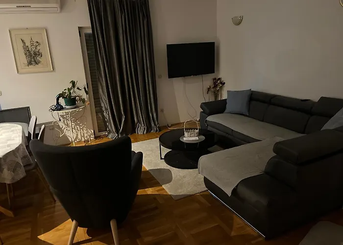 And Hoselito U Centru Makarske Gasthuis