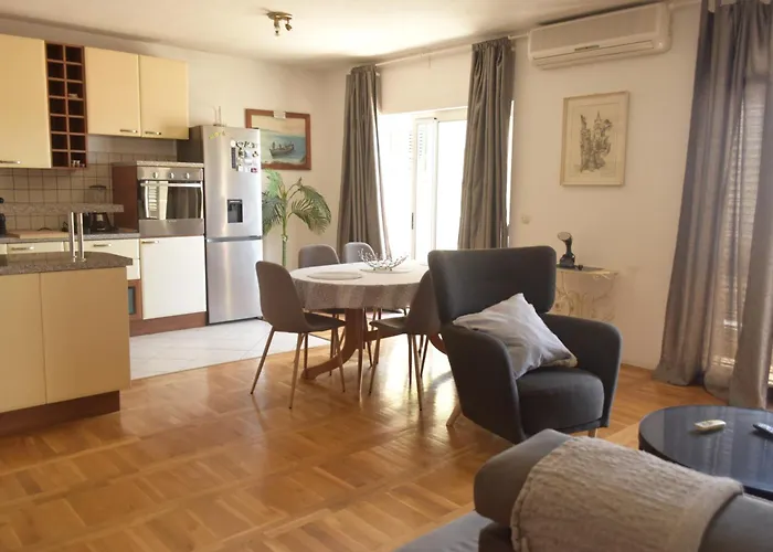 Konukevi And Hoselito U Centru Makarske Makarska