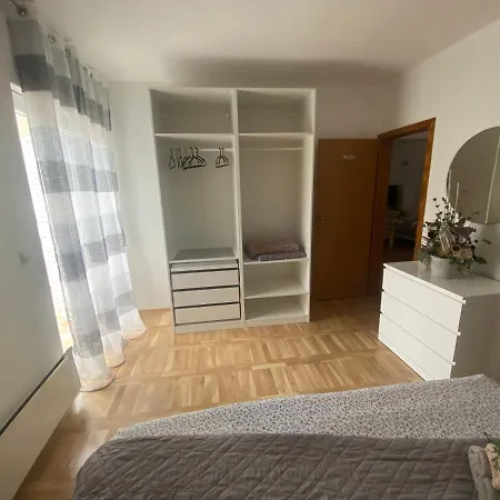 And Hoselito U Centru Makarske Gasthuis