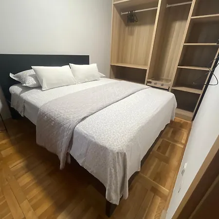 And Hoselito U Centru Makarske Πανσιόν